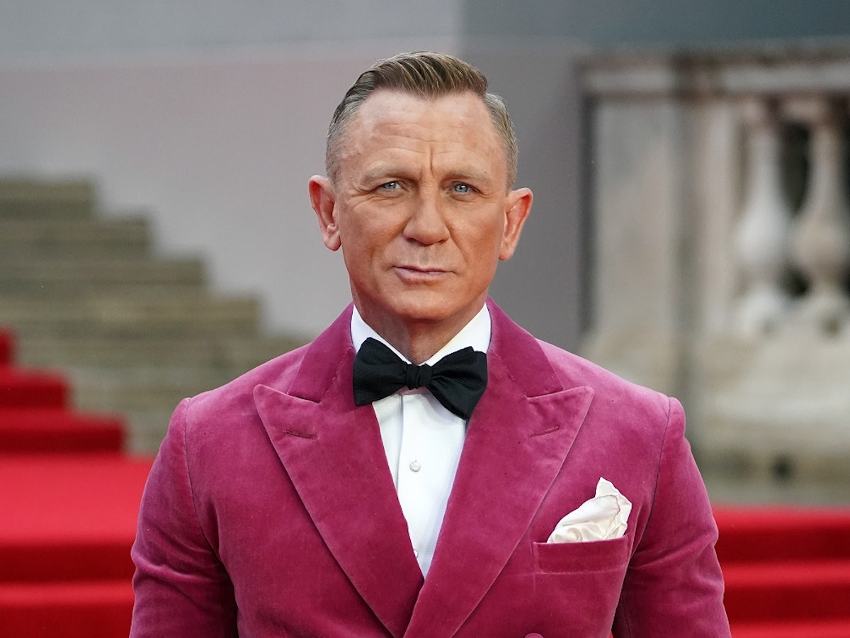 Daniel Craig steht für ein Foto auf dem roten Teppich.