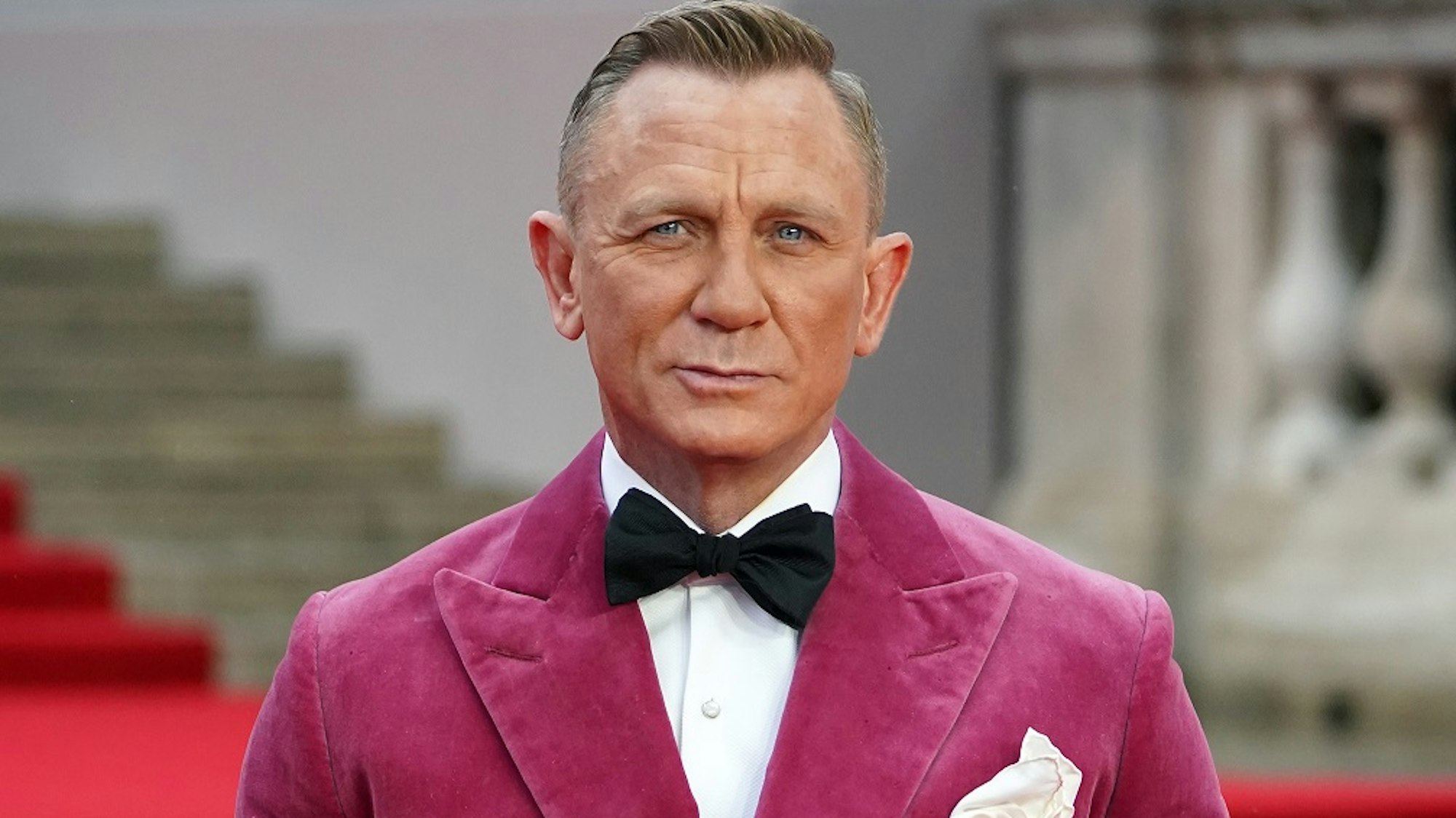 Daniel Craig steht für ein Foto auf dem roten Teppich.
