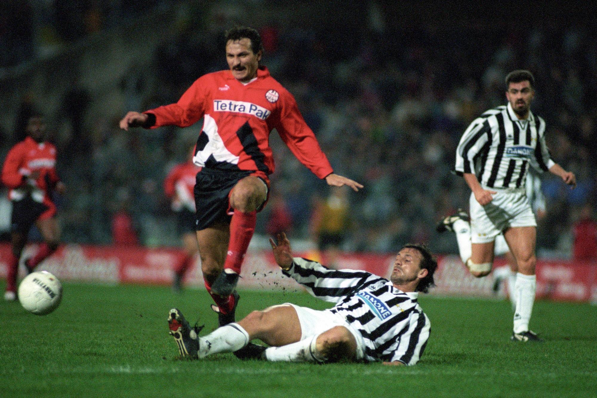Jan Furtok (Frankfurt, li.) gegen Jürgen Kohler (Juventus Turin).