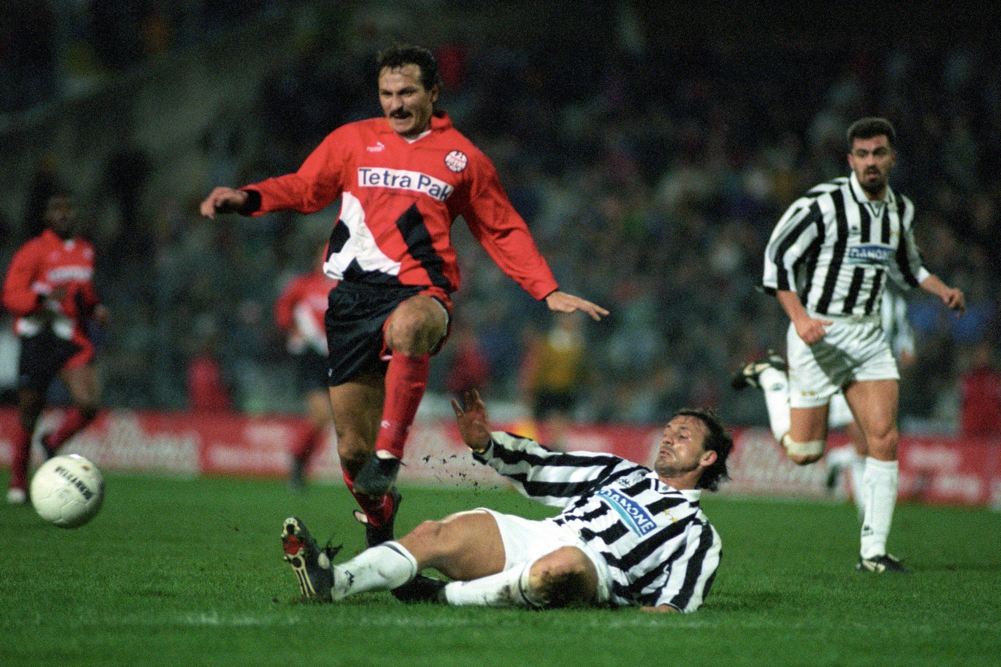 Jan Furtok (Frankfurt, li.) gegen Jürgen Kohler (Juventus Turin).