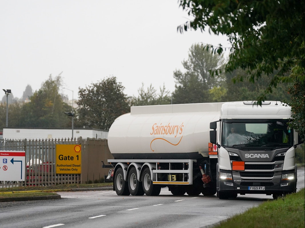 Ein Tankwagen verlässt am 21. September 2021 ein Shell-Öldepot im britischen Kingsbury