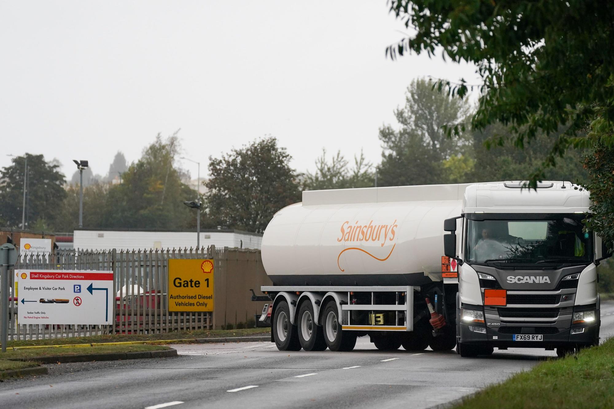 Ein Tankwagen verlässt am 21. September 2021 ein Shell-Öldepot im britischen Kingsbury