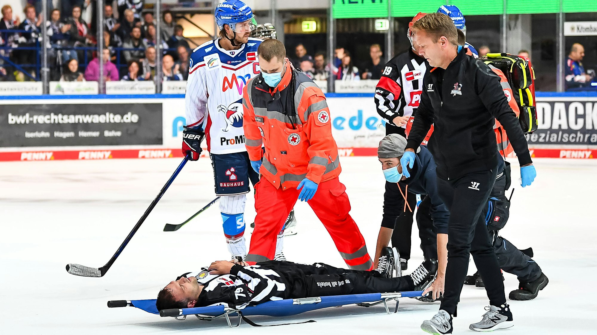 Verletzung von Linesman Andreas Kowert.