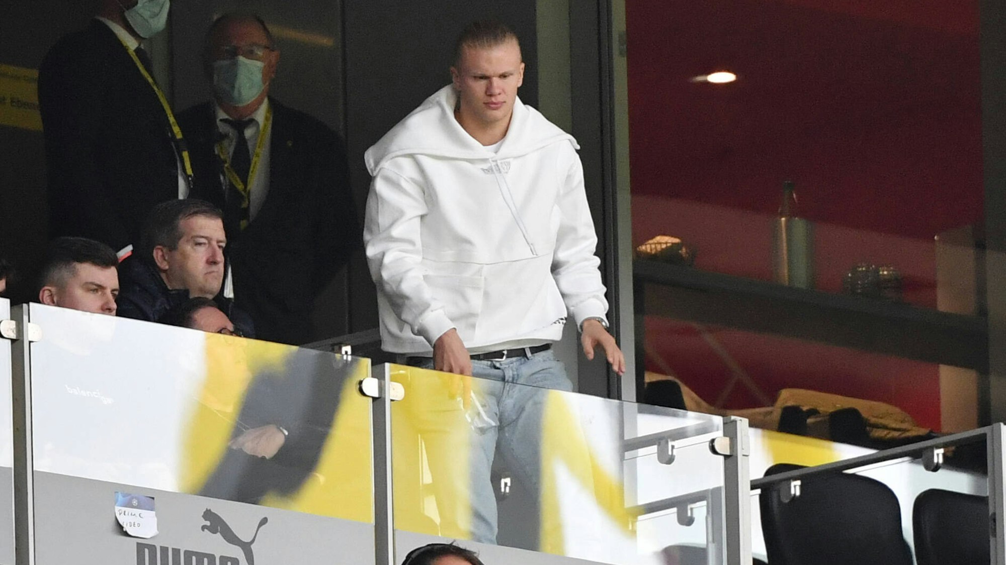 Dortmunds Erling Haaland auf der Tribüne gegen den FC Augsburg.