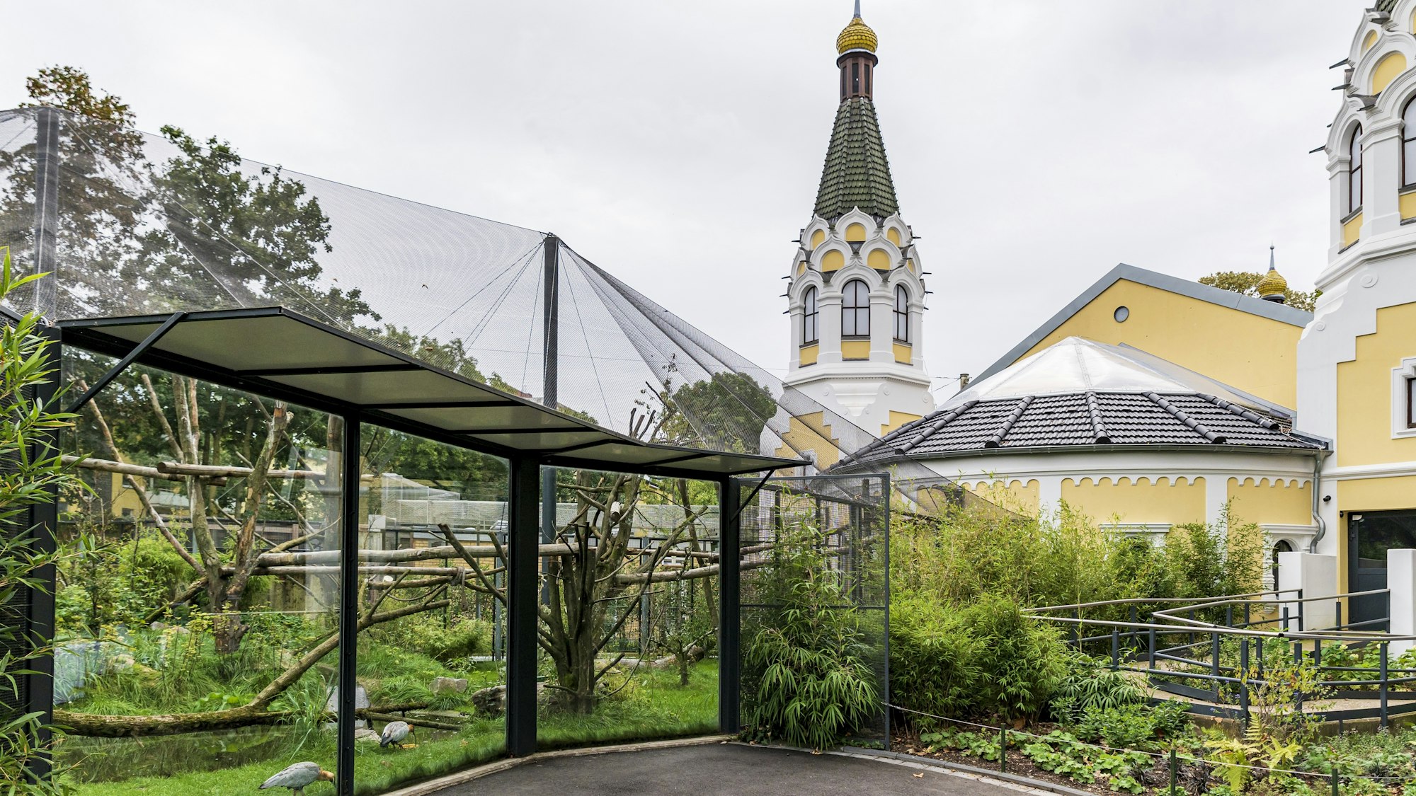 Außenansicht auf die Dschungelerlebniswelt und das „Arnulf-und-Elizabeth-Reichert-Haus“.