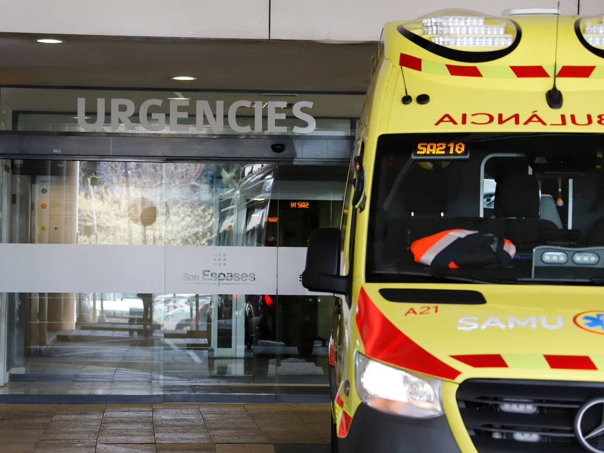 Ein Rettungswagen steht vor der Notaufnahme des Universitätskrankenhauses Son Espases in Palma.