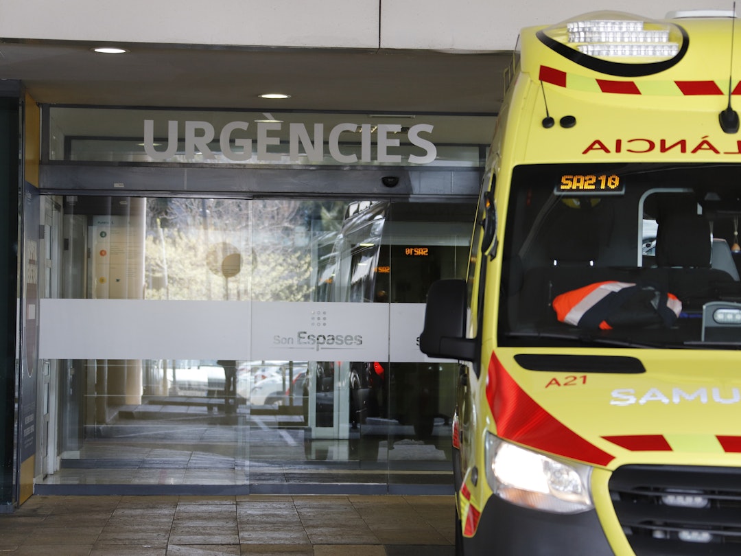 Ein Rettungswagen steht vor der Notaufnahme des Universitätskrankenhauses Son Espases in Palma.