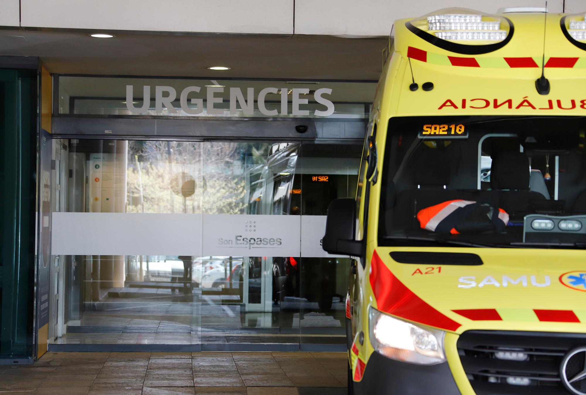 Ein Rettungswagen steht vor der Notaufnahme des Universitätskrankenhauses Son Espases in Palma.