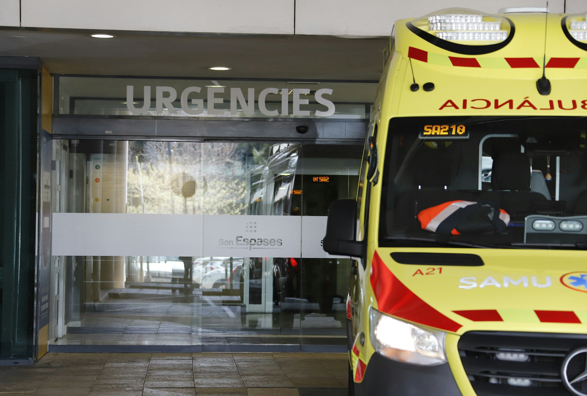 Ein Rettungswagen steht vor der Notaufnahme des Universitätskrankenhauses Son Espases in Palma.