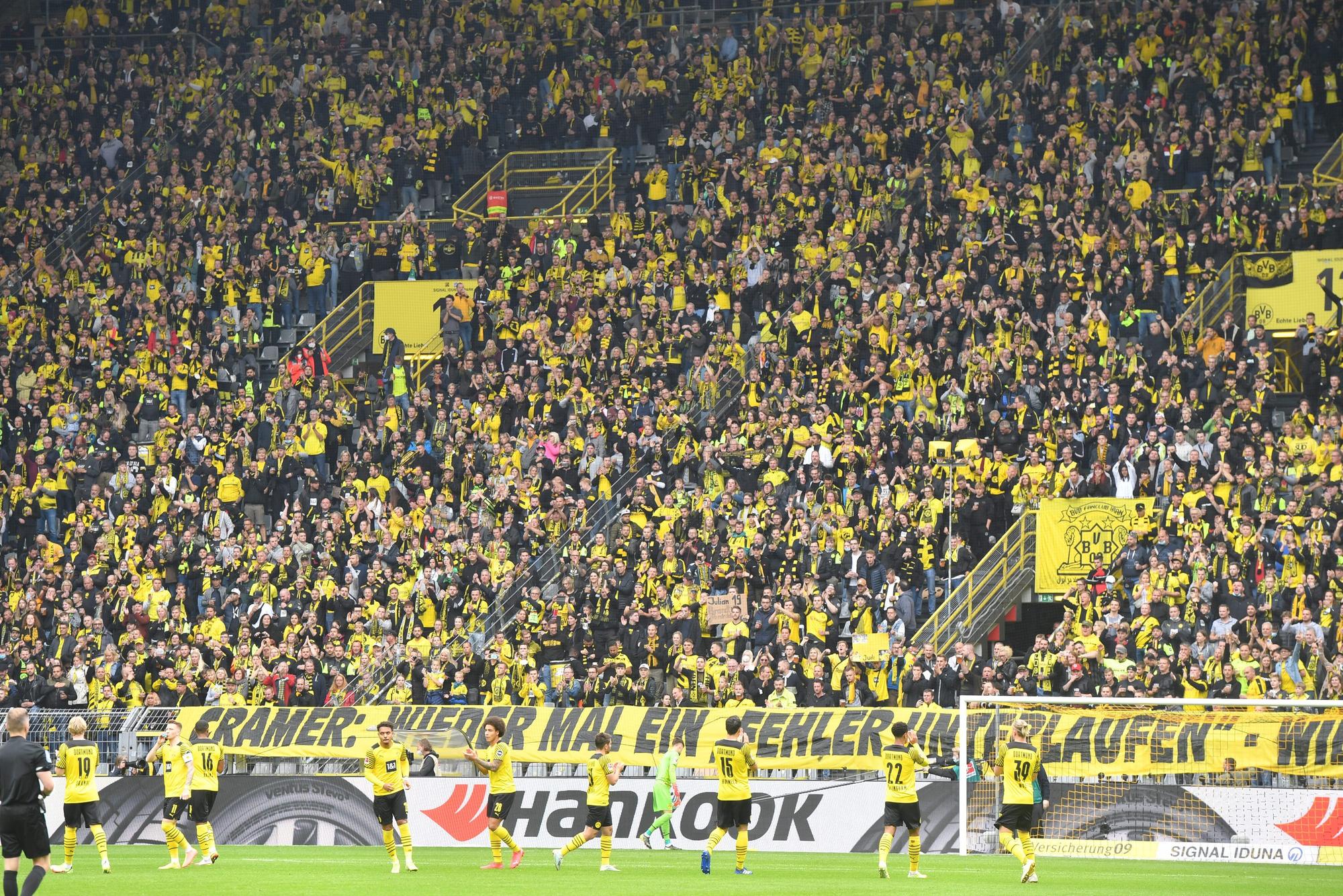 Dortmund-Fans üben auf einem Banner Kritik an dem Mitgeschäftsführer von Borussia Dortmund, Carsten Cramer.