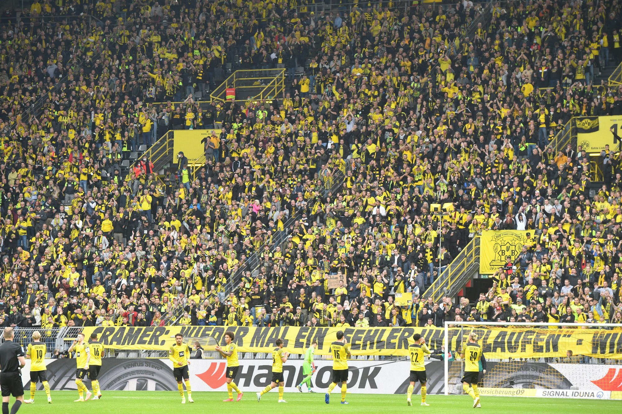 Dortmund-Fans üben auf einem Banner Kritik an dem Mitgeschäftsführer von Borussia Dortmund, Carsten Cramer.