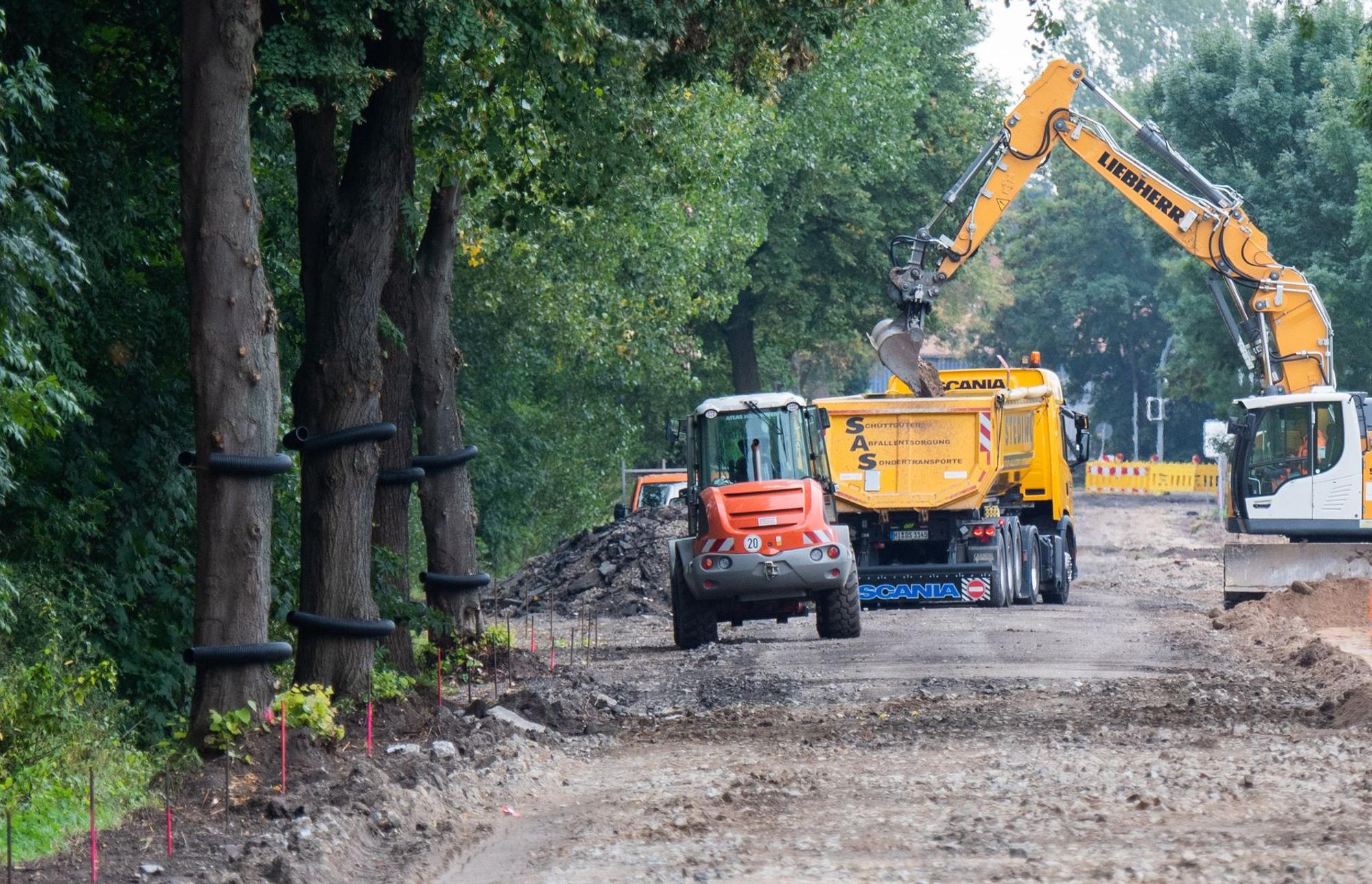 Eine Straße und ein Radweg zwischen Hannover und Hemmingen in der Region Hannover werden erneuert.