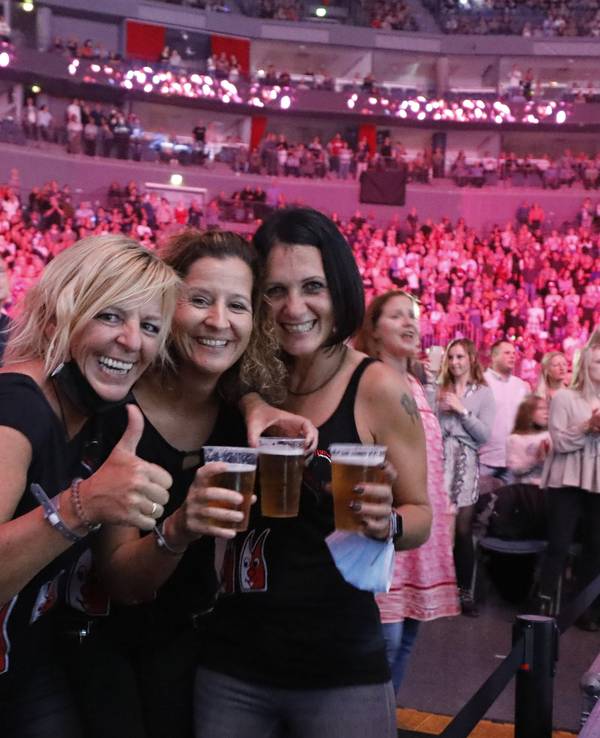 Feiernde Menschen bei Kölle Singt 2021 in der Lanxess Arena am 3. Oktober 2021. Foto: Daniela Decker