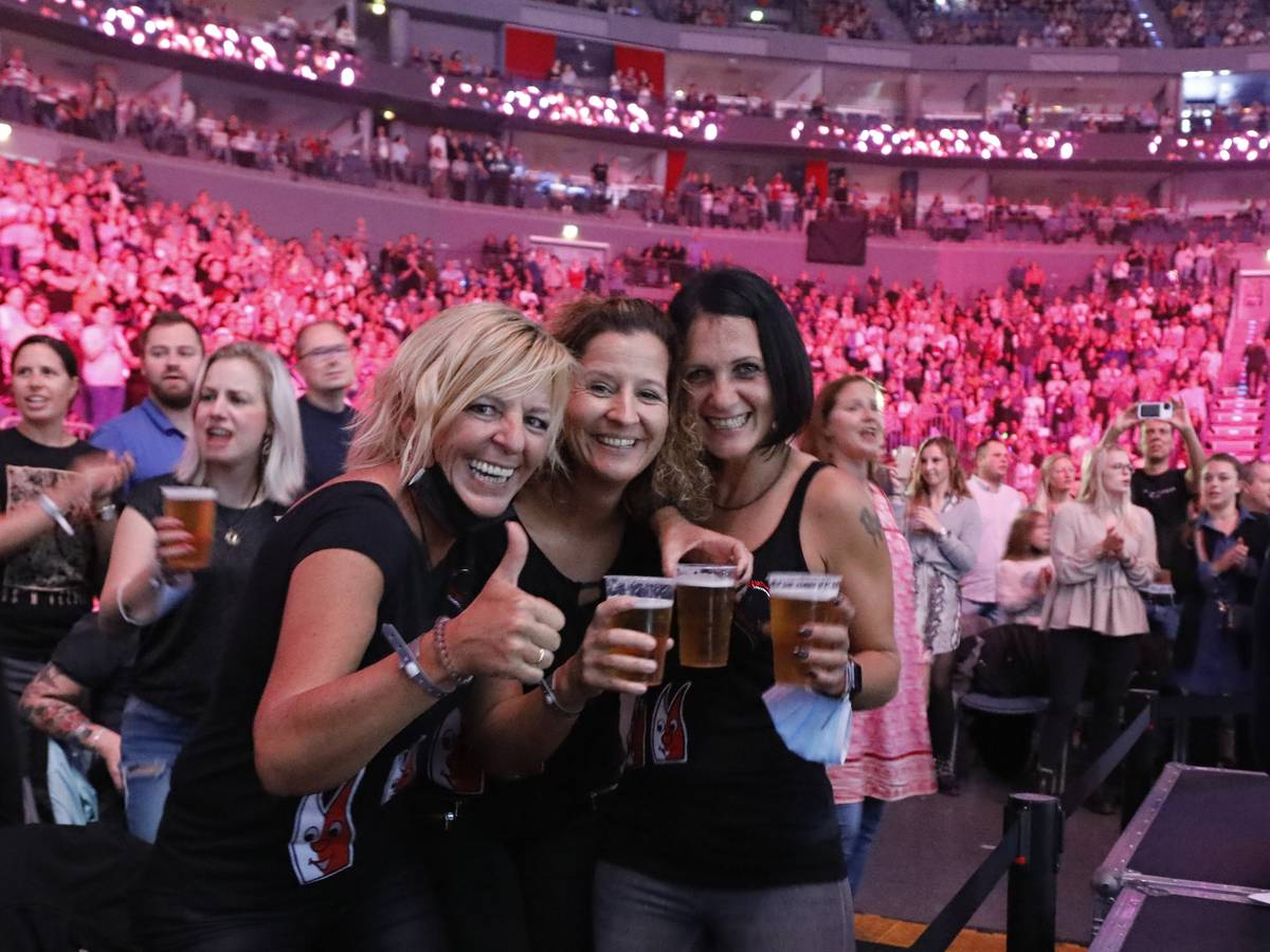 Feiernde Menschen bei Kölle Singt 2021 in der Lanxess Arena am 3. Oktober 2021. Foto: Daniela Decker