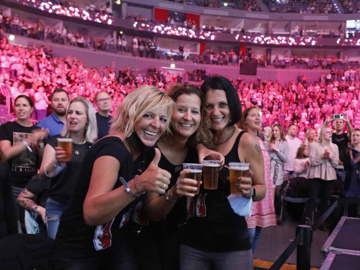 Feiernde Menschen bei Kölle Singt 2021 in der Lanxess Arena am 3. Oktober 2021. Foto: Daniela Decker