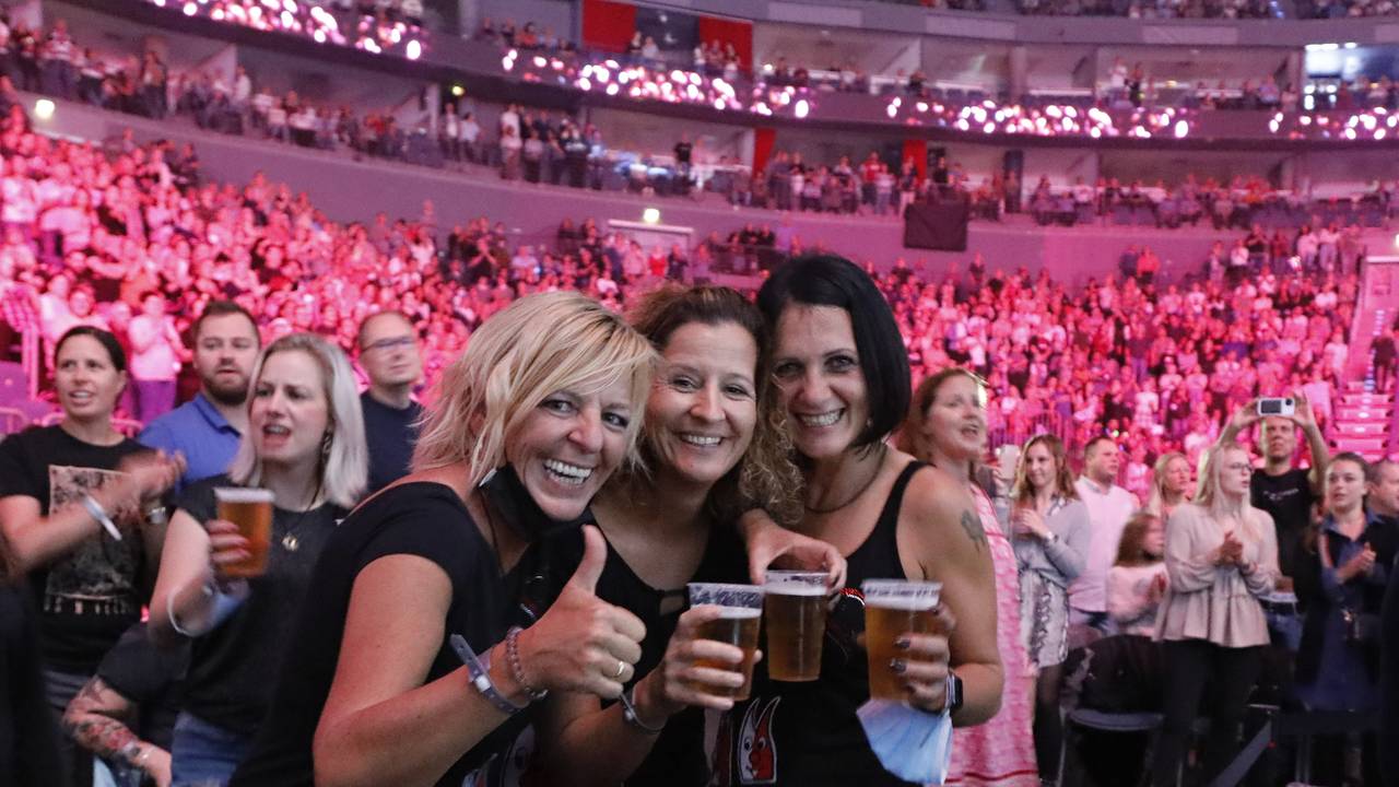 Feiernde Menschen bei Kölle Singt 2021 in der Lanxess Arena am 3. Oktober 2021. Foto: Daniela Decker