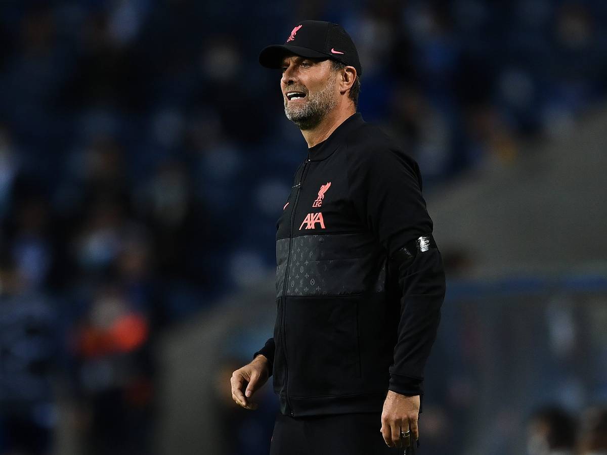 Jürgen Klopp (Liverpool FC) beobachtet seine Mannschaft.