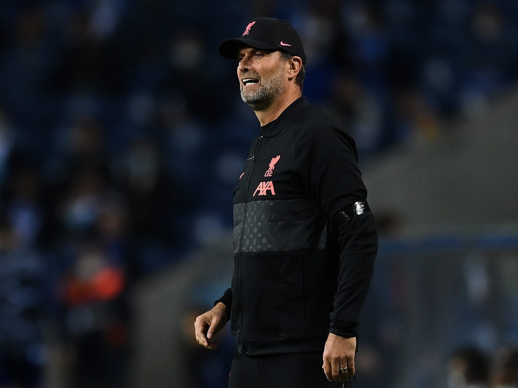 Jürgen Klopp (Liverpool FC) beobachtet seine Mannschaft.