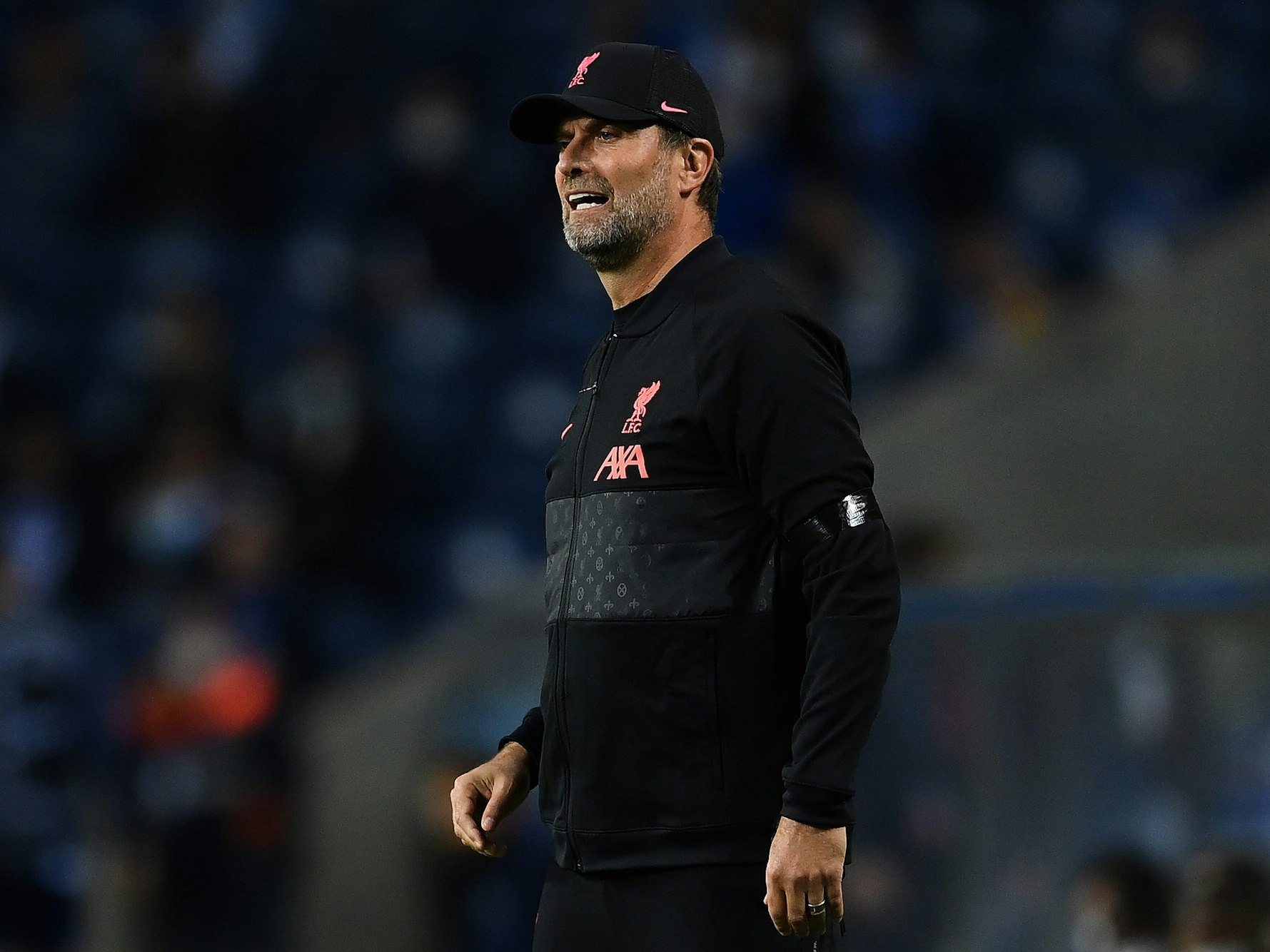 Jürgen Klopp (Liverpool FC) beobachtet seine Mannschaft.