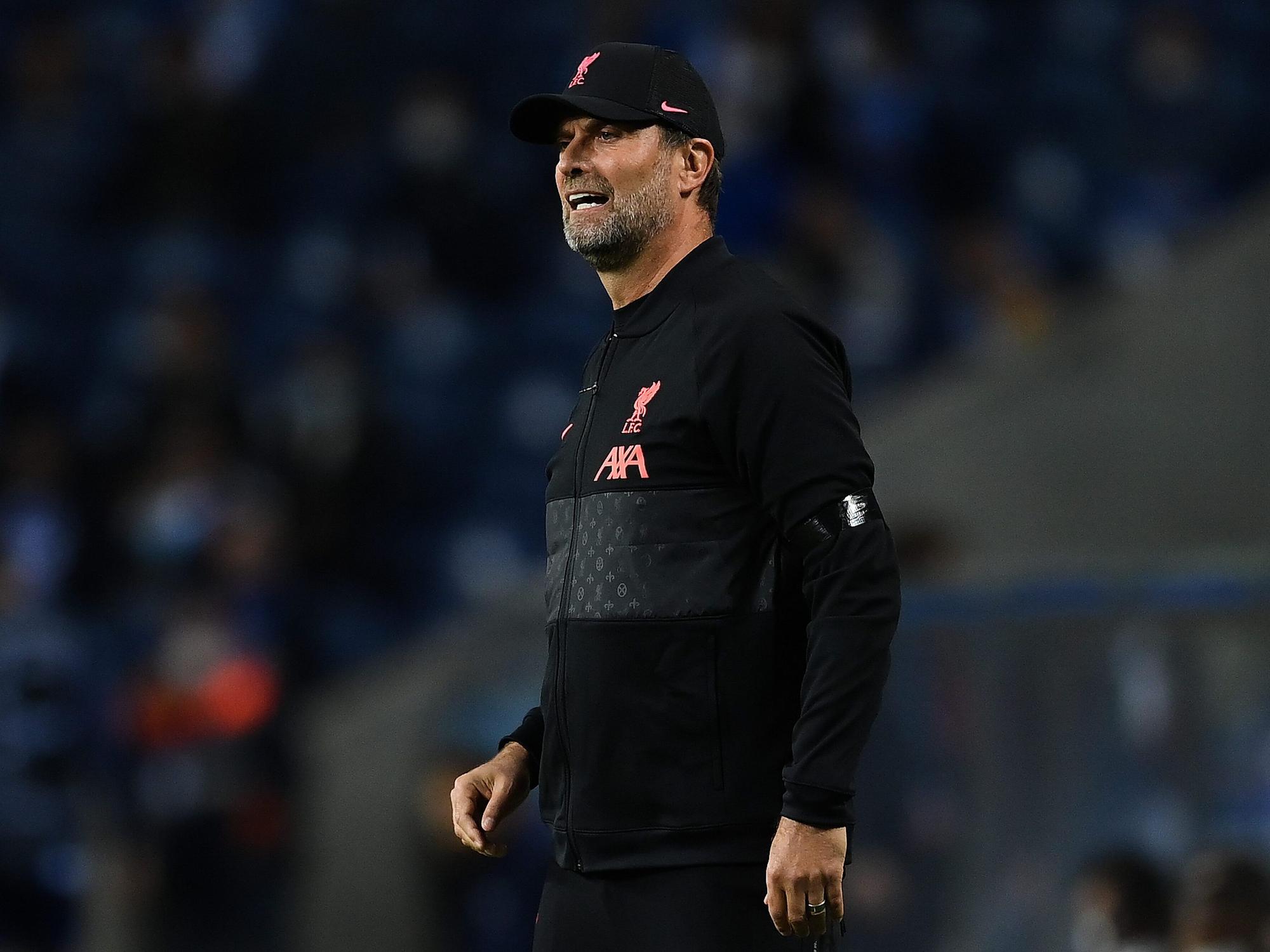 Jürgen Klopp (Liverpool FC) beobachtet seine Mannschaft.