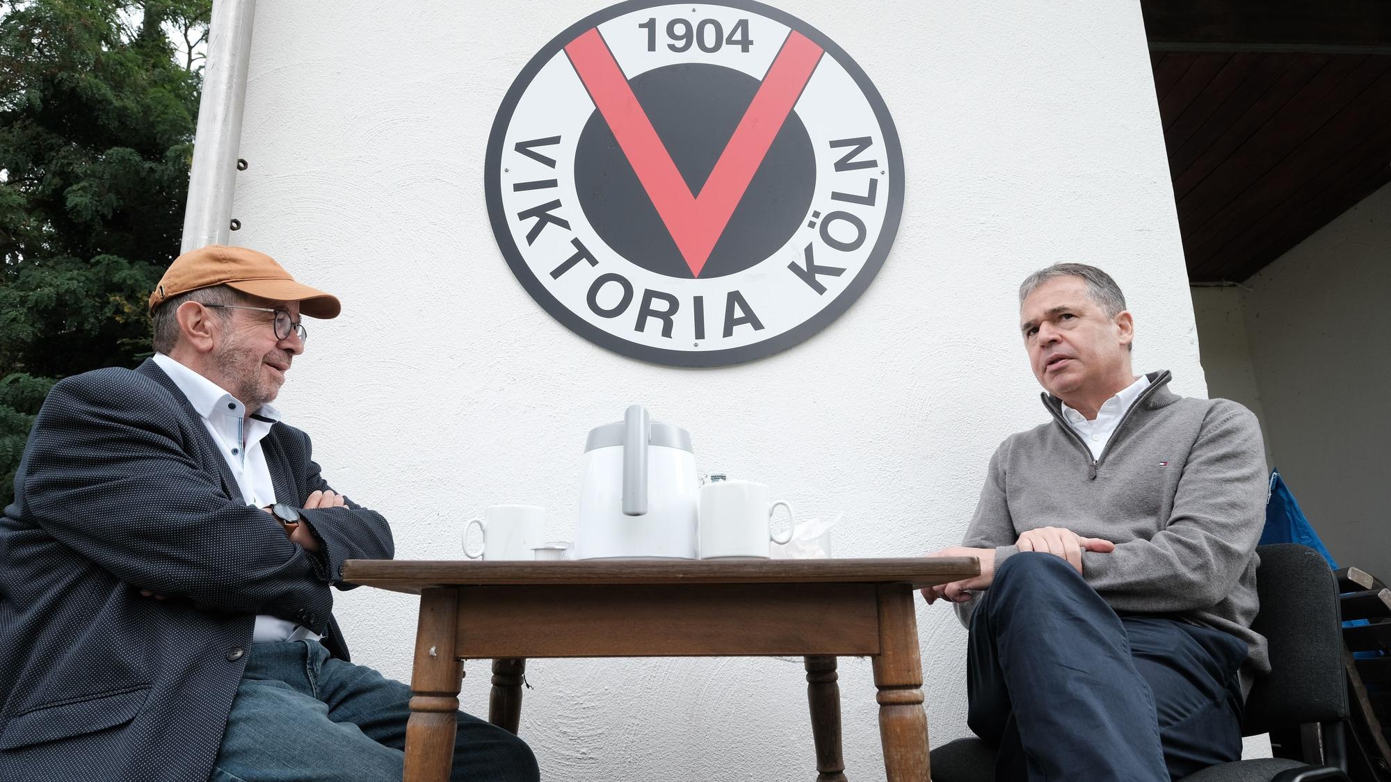 Journalist Christof Ernst (li) sitzt mit Andreas Rettig beim Kaffee an einem Tisch.