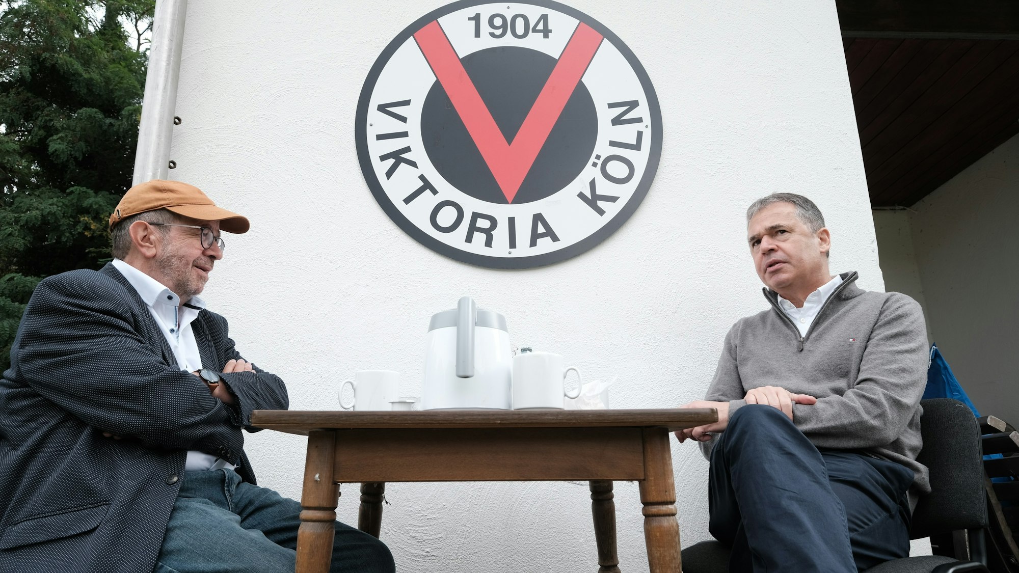 Journalist Christof Ernst (li) sitzt mit Andreas Rettig beim Kaffee an einem Tisch.