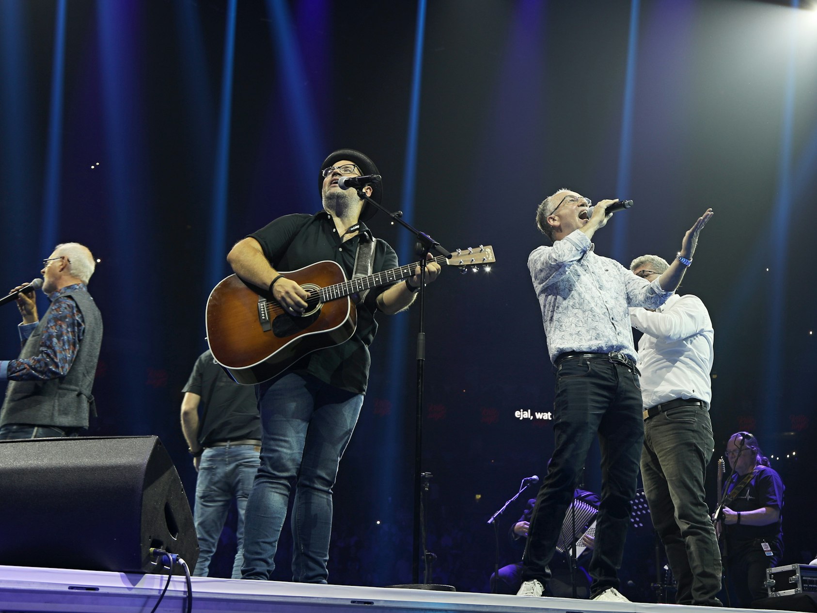 Der Flutchor Rondo Vocal aus Grafschaft-Bölingen an der Seite von Björn Heuser (mit Gitarre) bei „Kölle Singt“ 2021 in der Lanxess-Arena.