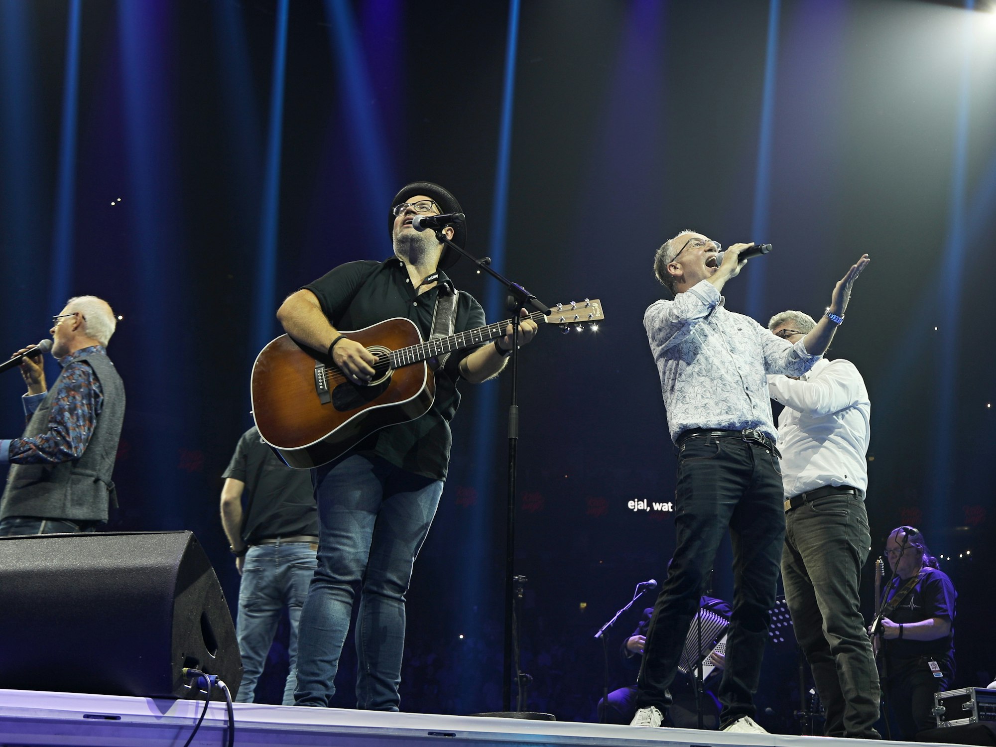 Der Flutchor Rondo Vocal aus Grafschaft-Bölingen an der Seite von Björn Heuser (mit Gitarre) bei „Kölle Singt“ 2021 in der Lanxess-Arena.