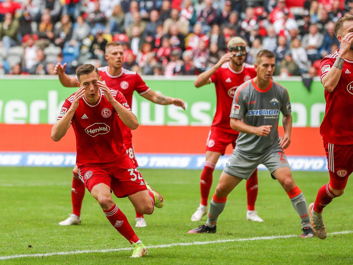 Robert Bozenik (l.), Rouwen Hennings, Lex-Tyger Lobinger und Andre Hoffmann von Fortuna Düsseldorf beim Spiel gegen Paderborn.