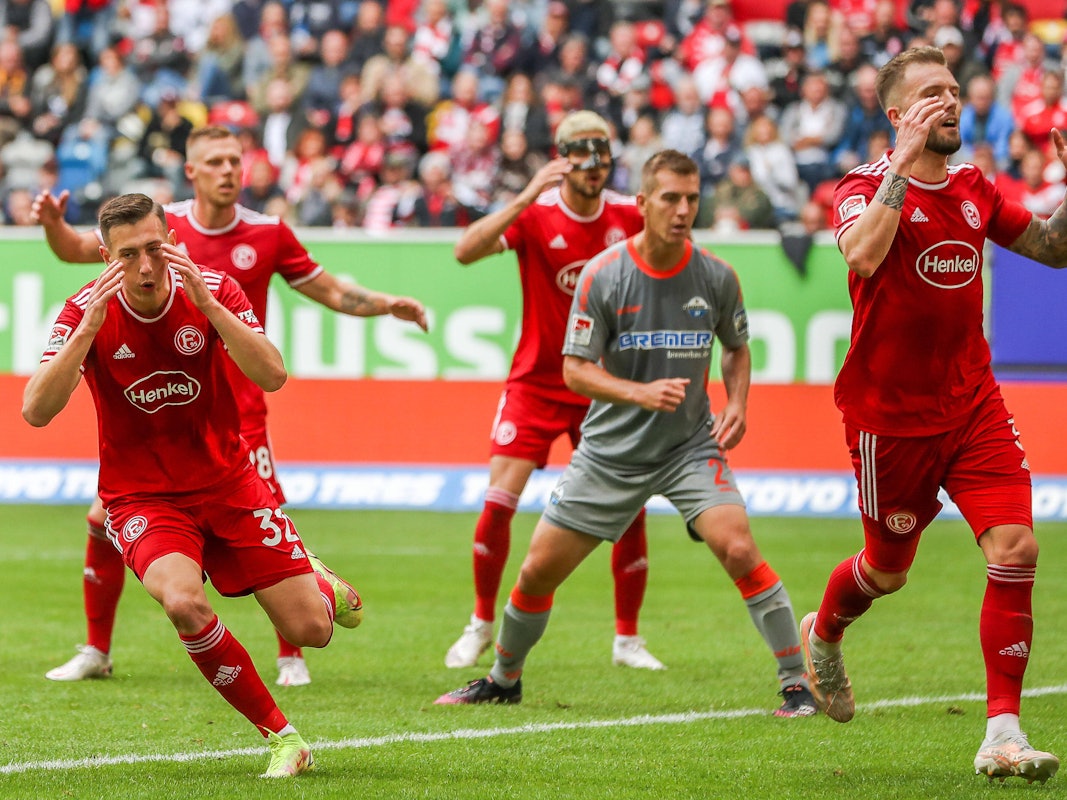 Robert Bozenik (l.), Rouwen Hennings, Lex-Tyger Lobinger und Andre Hoffmann von Fortuna Düsseldorf beim Spiel gegen Paderborn.