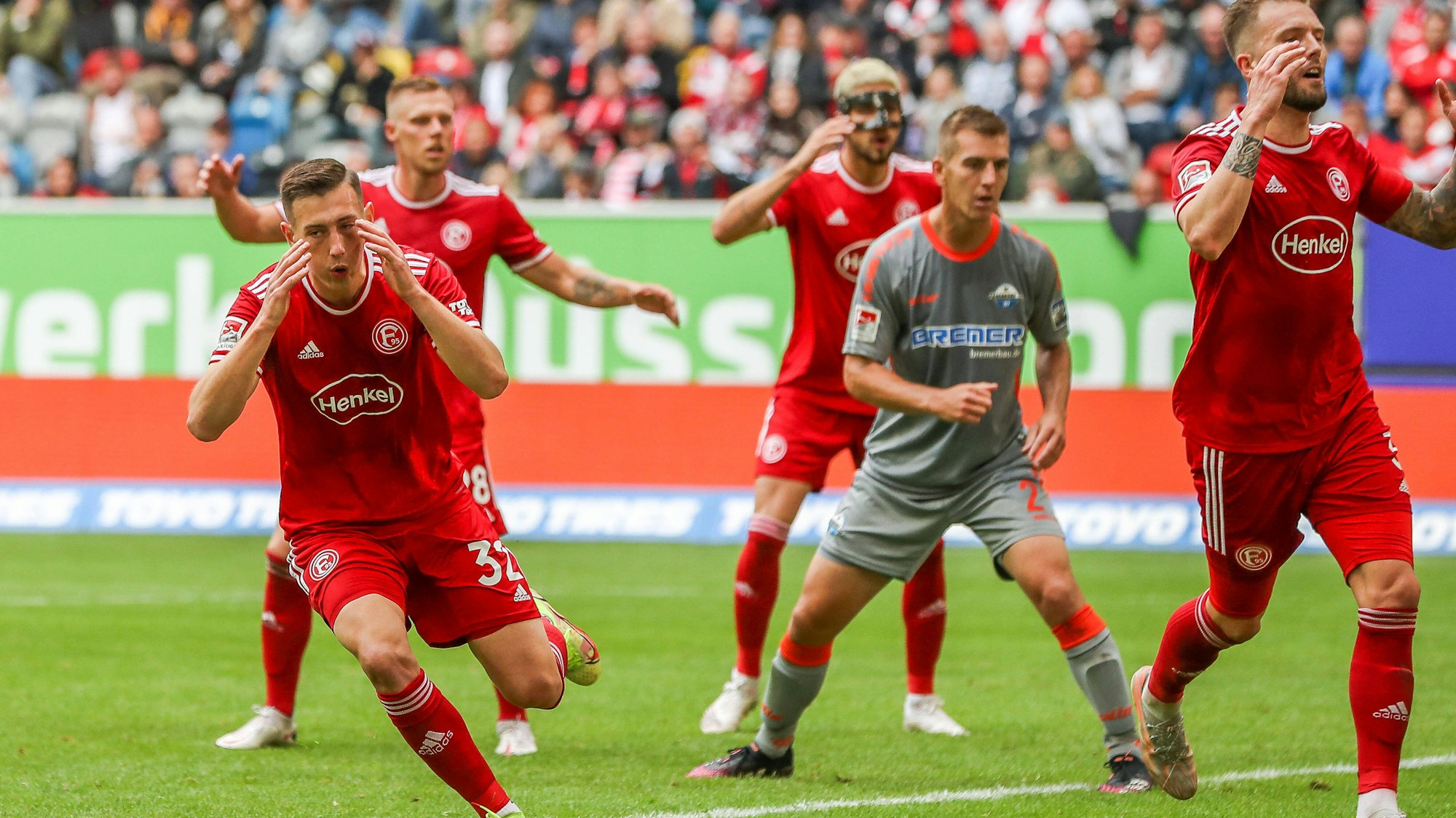 Robert Bozenik (l.), Rouwen Hennings, Lex-Tyger Lobinger und Andre Hoffmann von Fortuna Düsseldorf beim Spiel gegen Paderborn.