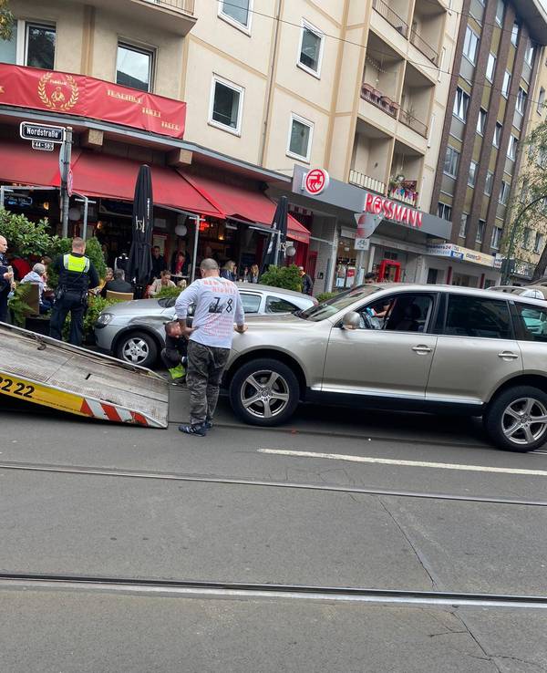 Ein Abschleppwagen zieht nach einem Unfall ein Auto auf die Ladefläche.