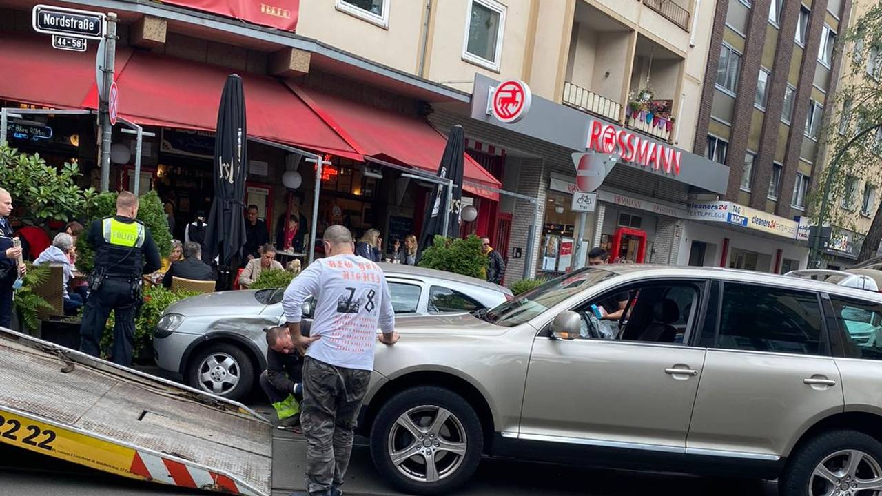 Ein Abschleppwagen zieht nach einem Unfall ein Auto auf die Ladefläche.