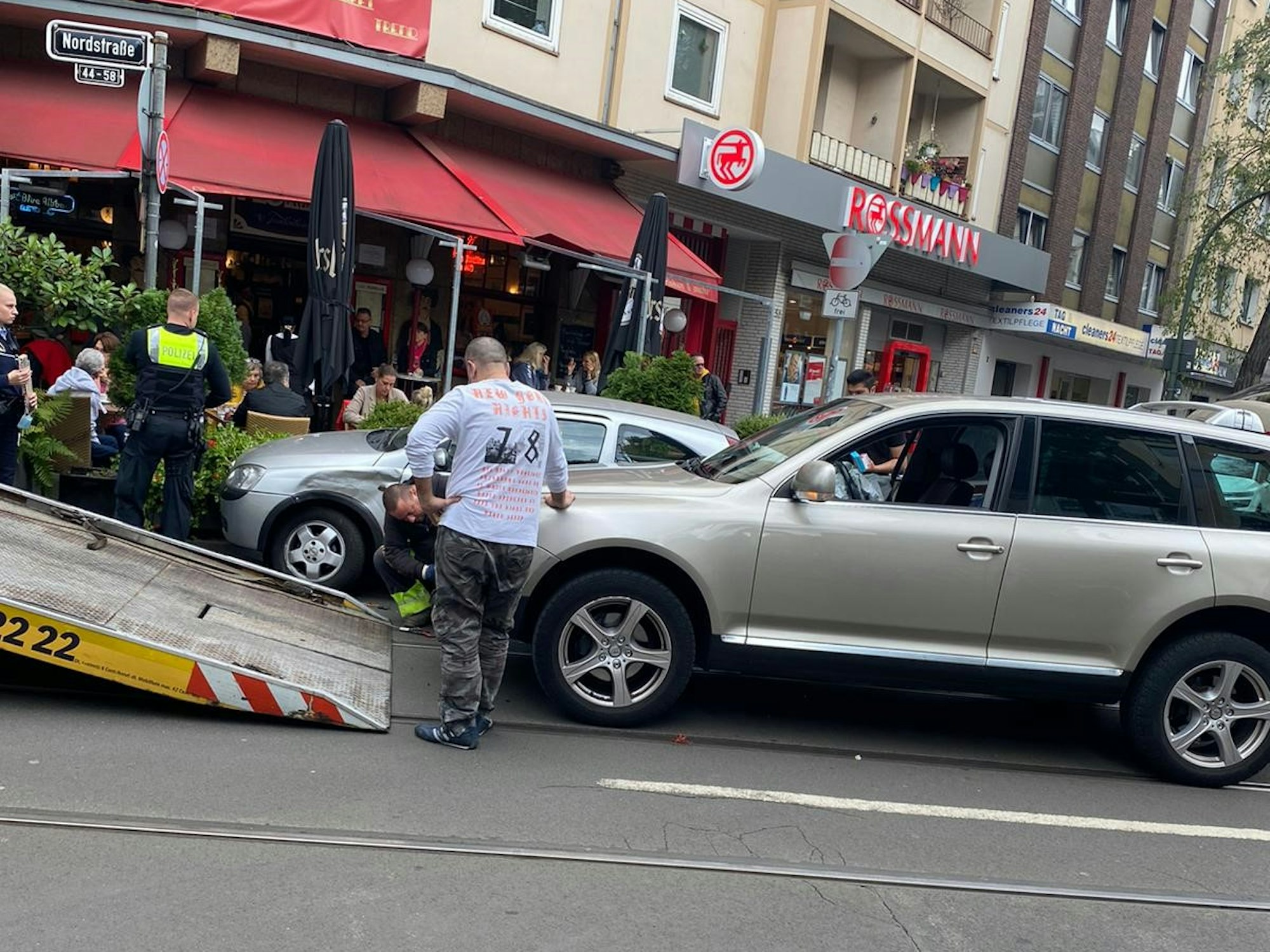 Ein Abschleppwagen zieht nach einem Unfall ein Auto auf die Ladefläche.