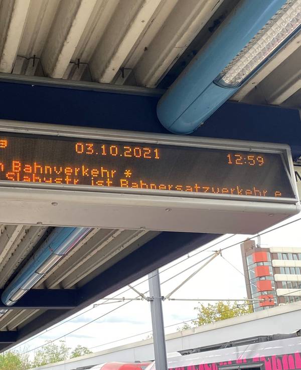 3. Oktober 2021
Ströung bei der KVB Linie 13 wegen Fahrleitungsschaden an der Haltestelle Slabystraße
Foto: Ayhan Demirci