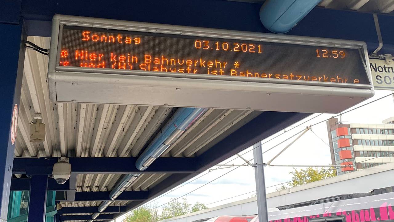 3. Oktober 2021
Ströung bei der KVB Linie 13 wegen Fahrleitungsschaden an der Haltestelle Slabystraße
Foto: Ayhan Demirci