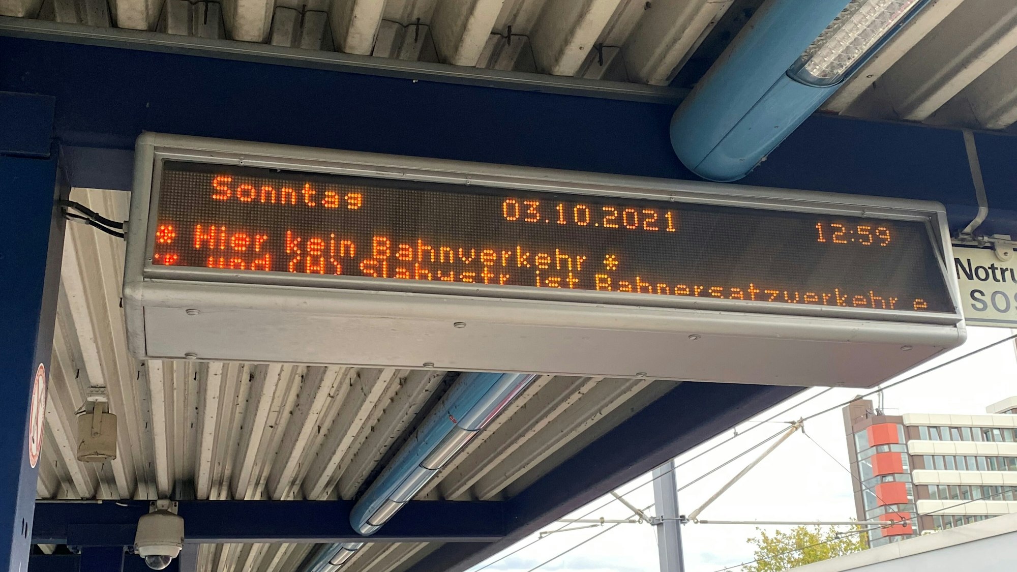 3. Oktober 2021
Ströung bei der KVB Linie 13 wegen Fahrleitungsschaden an der Haltestelle Slabystraße
Foto: Ayhan Demirci