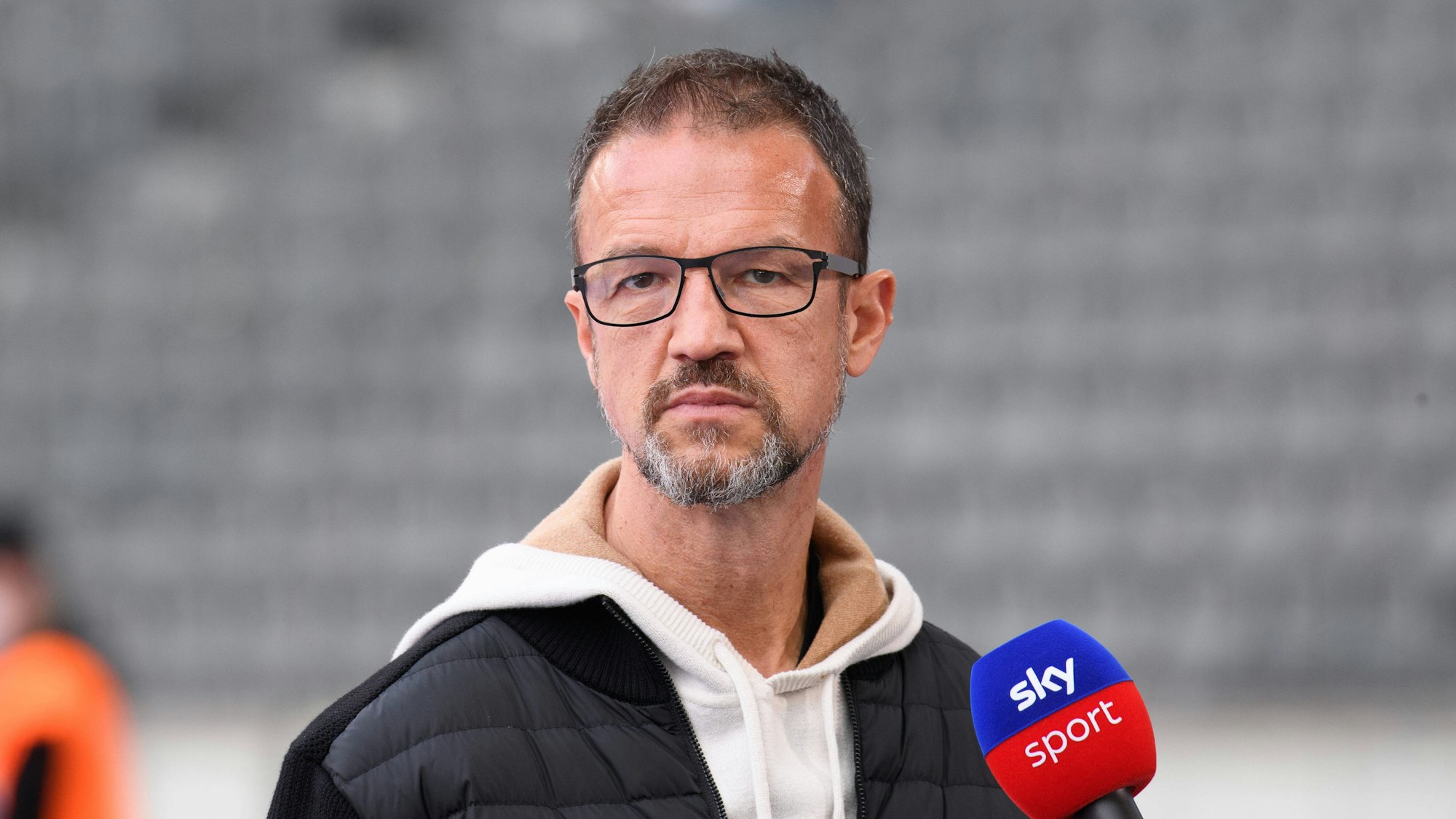 Fredi Bobic von Hertha BSC steht im Berliner Olympiastadion.