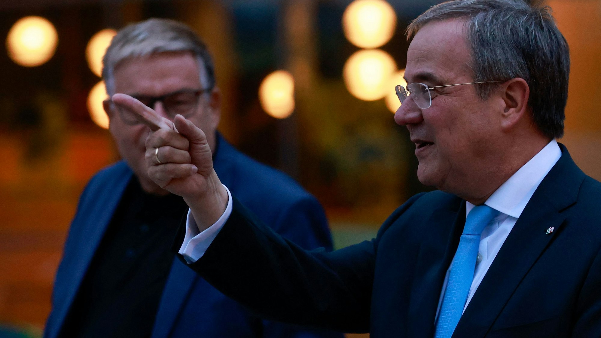Armin Laschet zeigt mit seinem Finger nach links am Abend des 3. Oktober 2021 in Berlin.