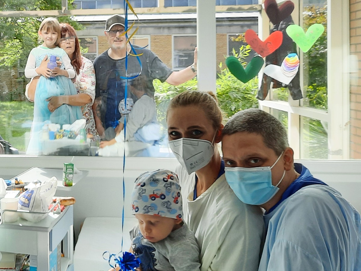 Maxim (2) aus Düsseldorf sitzt auf dem Schoß seiner Mutter.