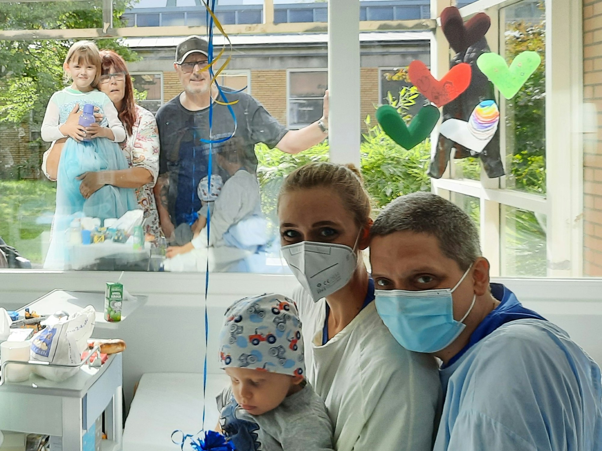 Maxim (2) aus Düsseldorf sitzt auf dem Schoß seiner Mutter.