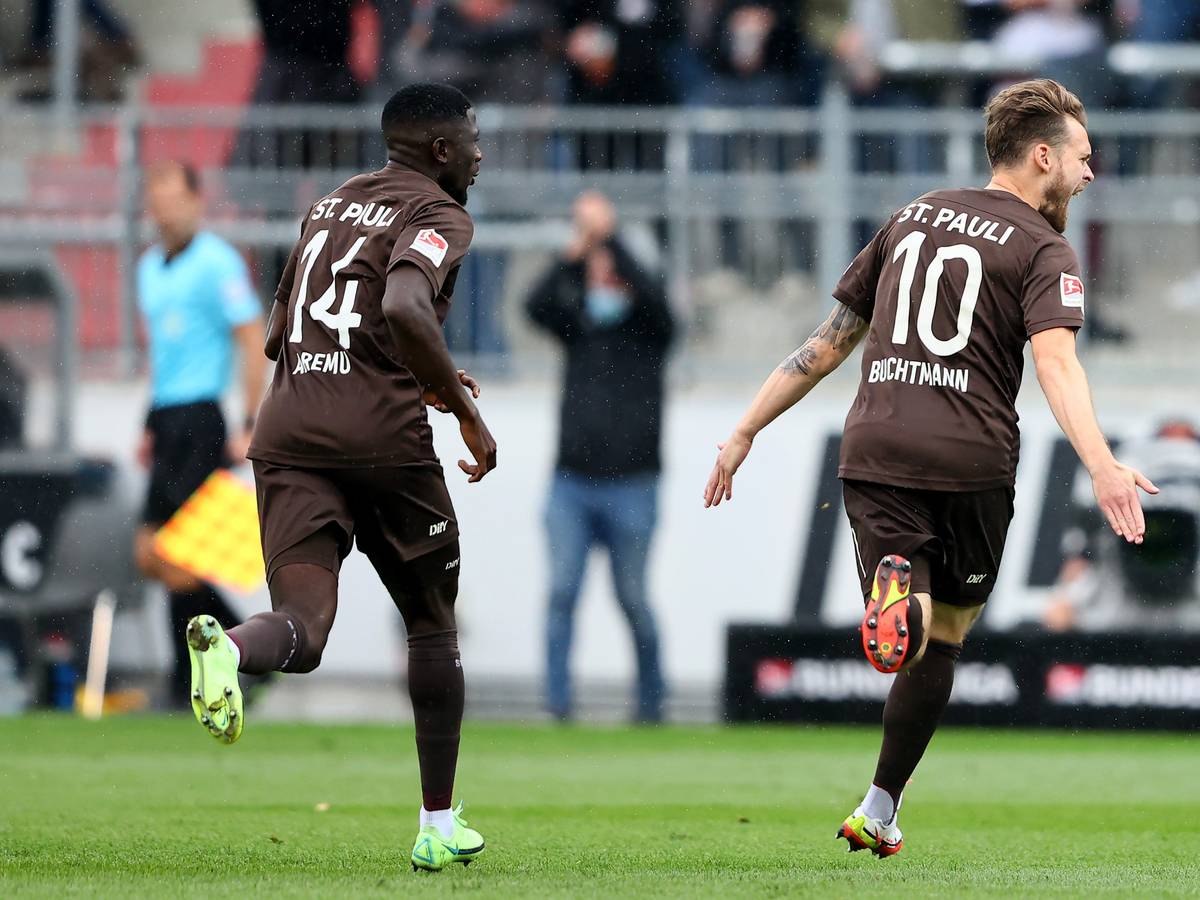 Christopher Buchtmann vom FC St. Pauli feiert sein Traumtor gegen Dynamo Dresden.
