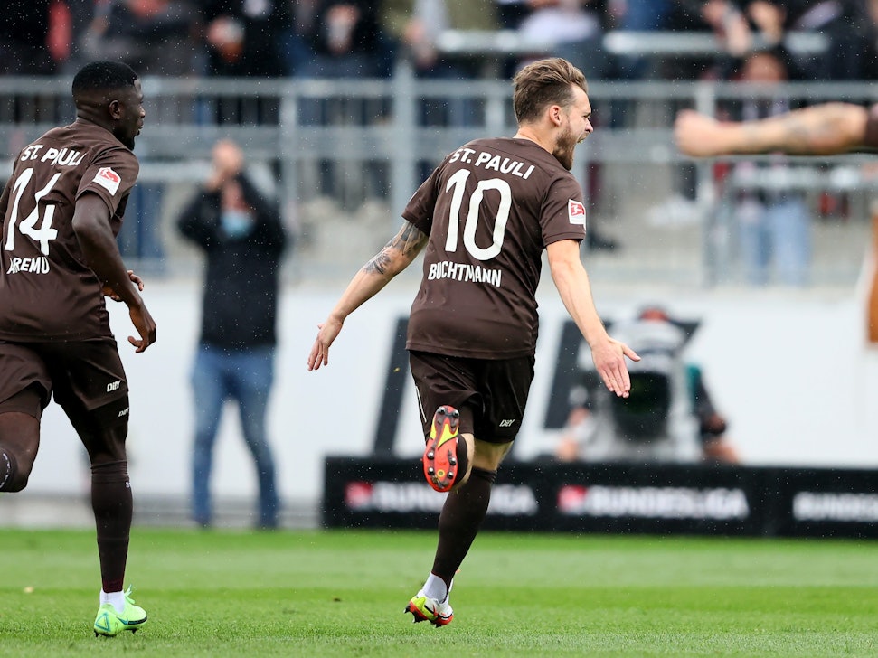 Christopher Buchtmann vom FC St. Pauli feiert sein Traumtor gegen Dynamo Dresden.