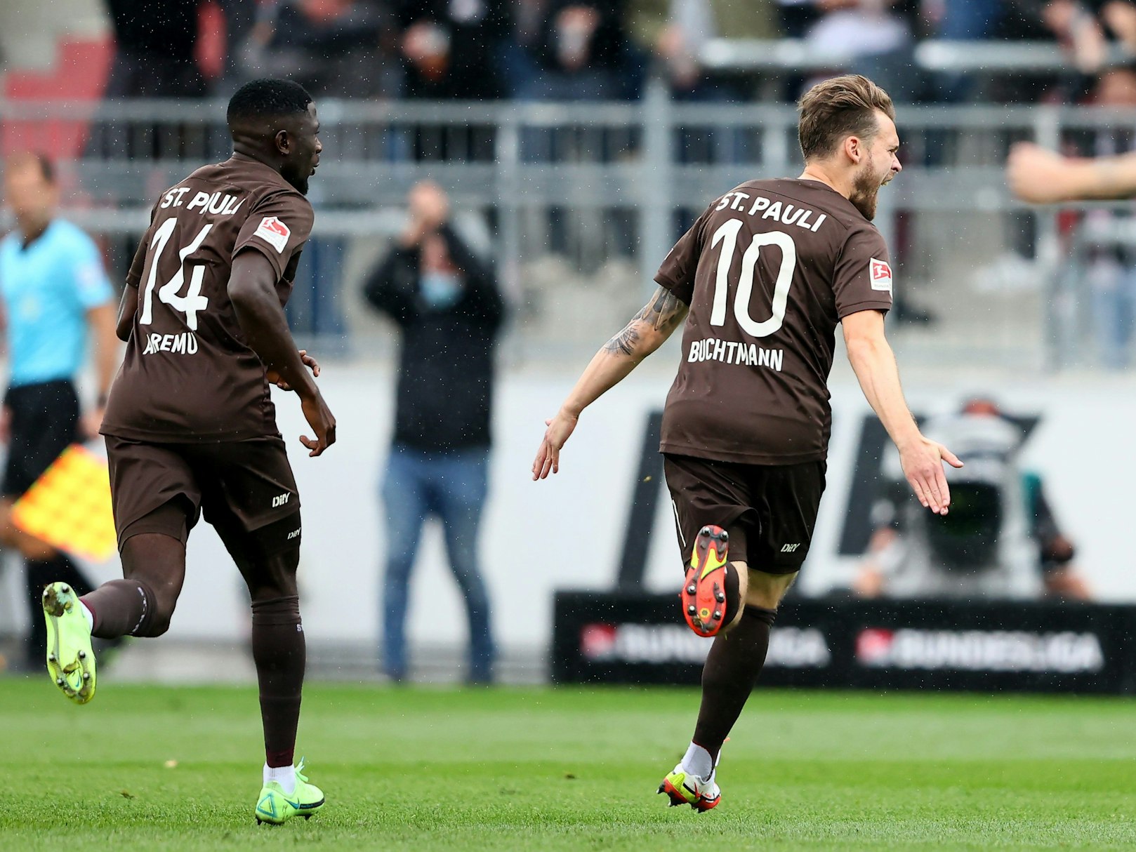 Christopher Buchtmann vom FC St. Pauli feiert sein Traumtor gegen Dynamo Dresden.