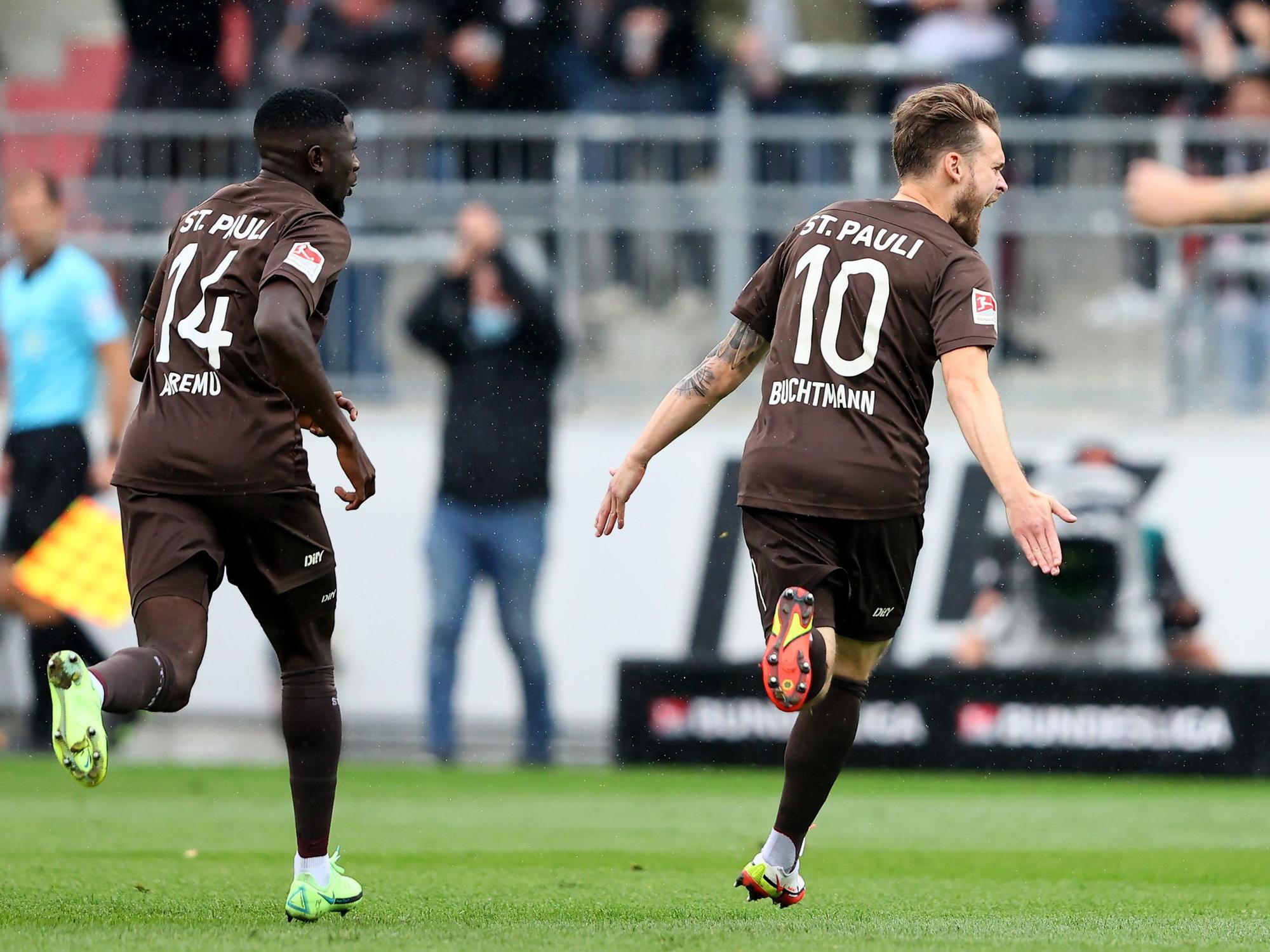Christopher Buchtmann vom FC St. Pauli feiert sein Traumtor gegen Dynamo Dresden.