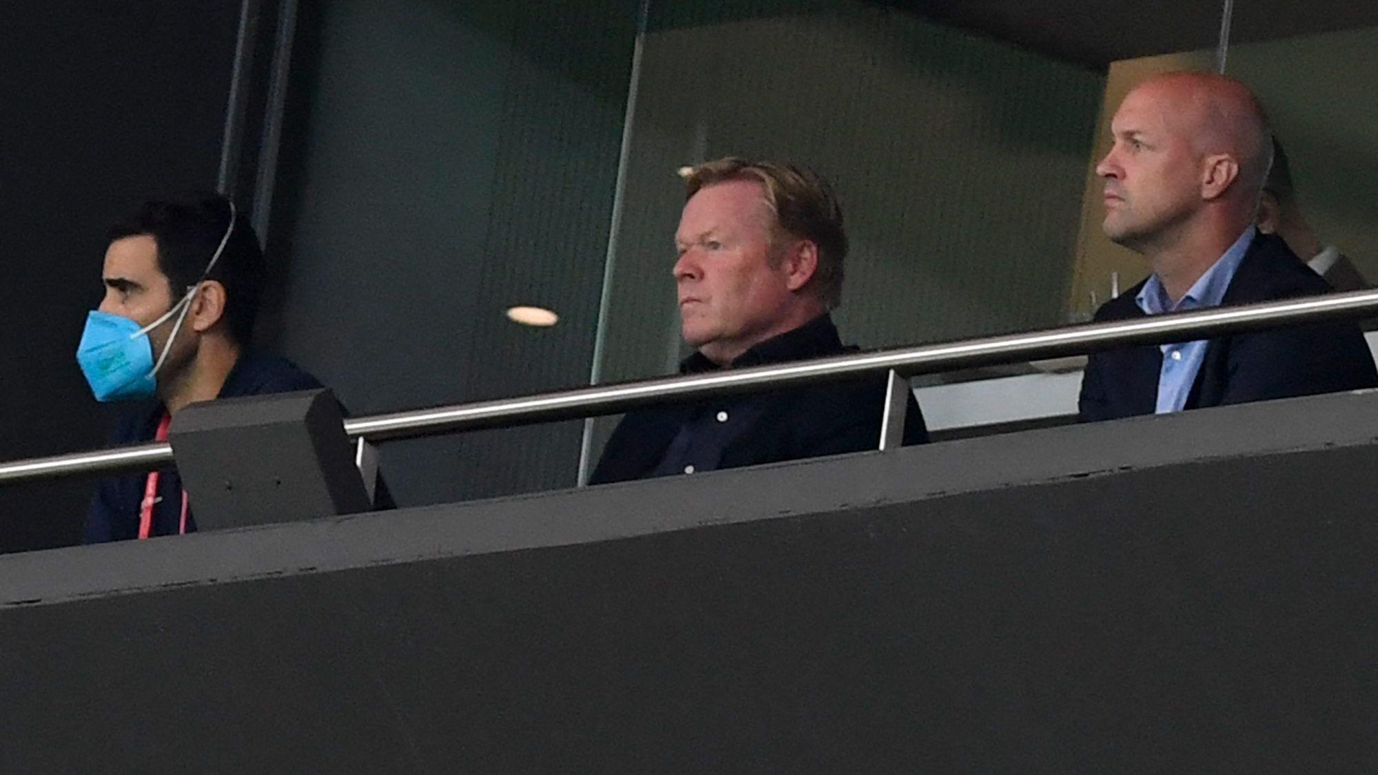 Barcelonas Trainer Ronald Koeman sieht das Spiel seiner Mannschaft von der Tribüne.