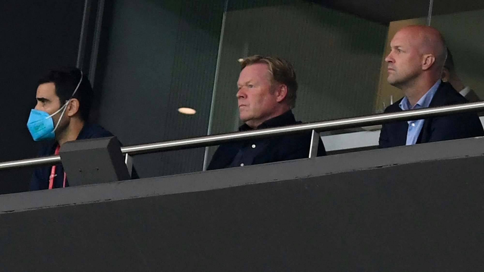 Barcelonas Trainer Ronald Koeman sieht das Spiel seiner Mannschaft von der Tribüne.