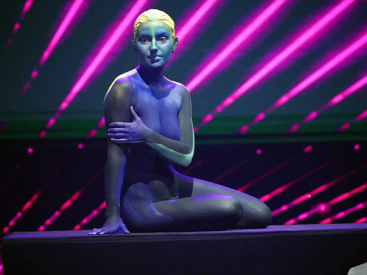 Das Supertalent 2. Oktober 2021 Bodypainter Johannes Stötter
sitzt auf der Bühne.