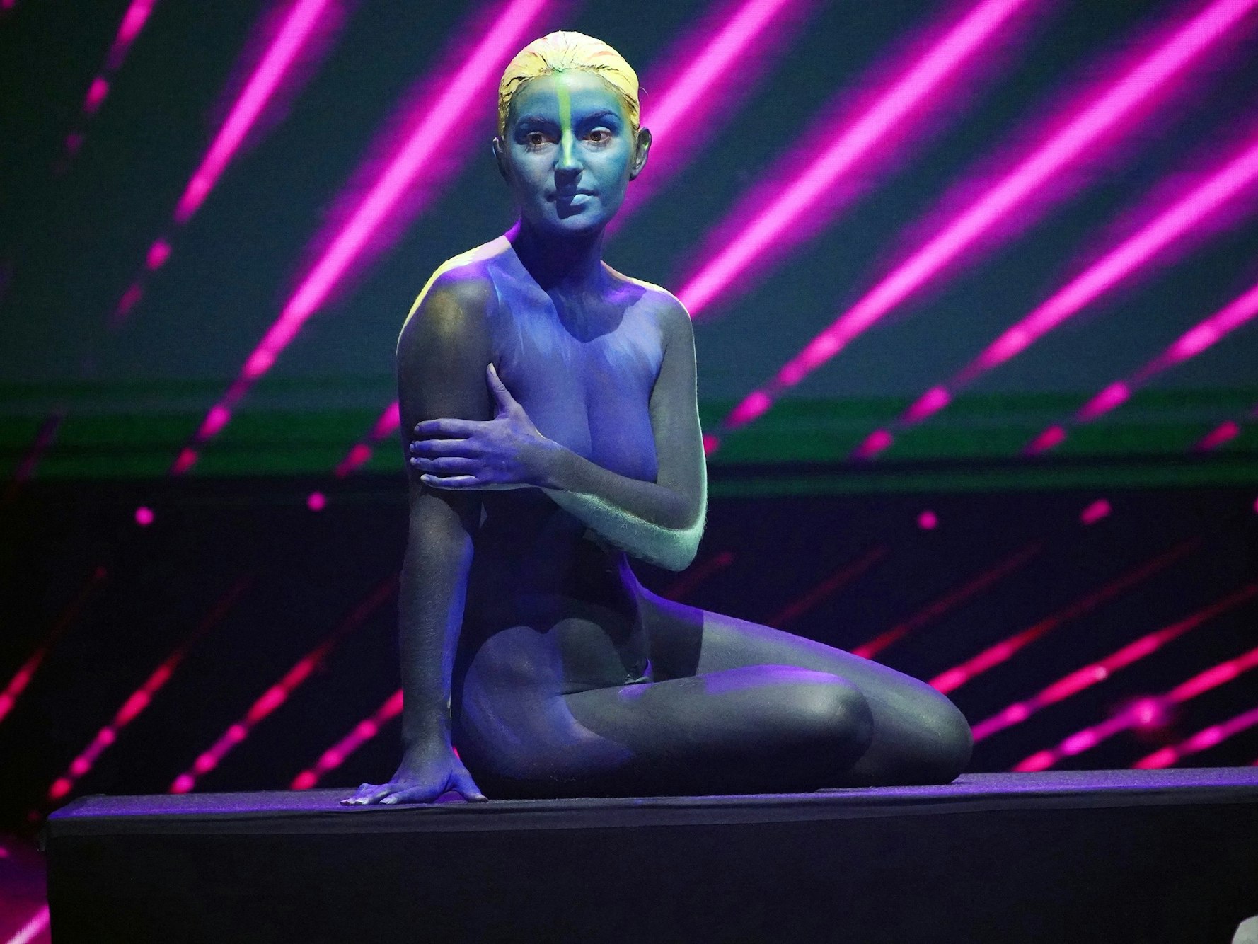 Das Supertalent 2. Oktober 2021 Bodypainter Johannes Stötter
sitzt auf der Bühne.