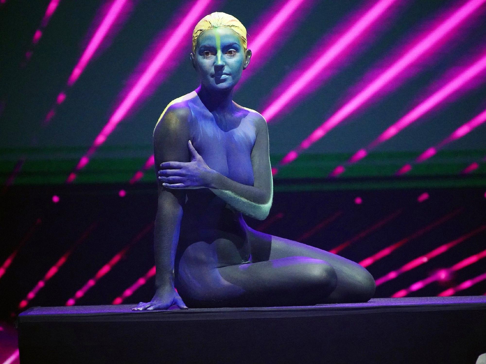 Das Supertalent 2. Oktober 2021 Bodypainter Johannes Stötter
sitzt auf der Bühne.